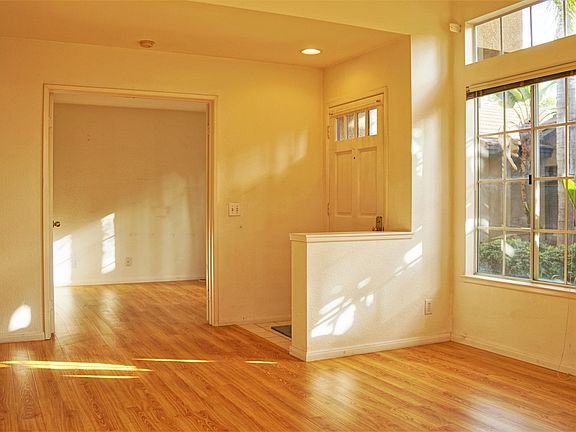4th image of 1253 E 223rd St #43