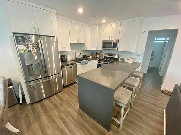 4th image of 1527 Granville Ave #6
