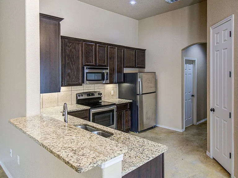 1042 Carolyn Cv — Photo 8