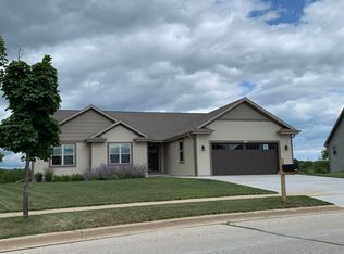 1508 Whitewater Dr, West Bend, WI 53095