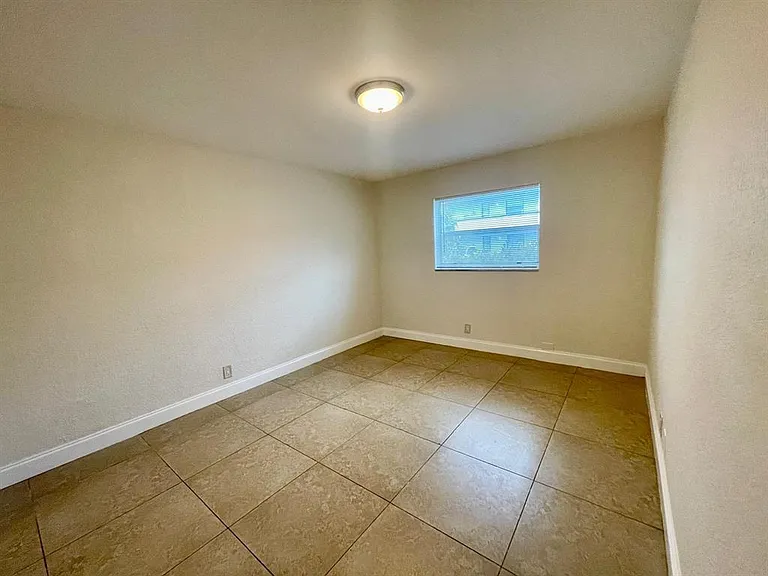 601 NE 29th Dr #7 — Photo 5
