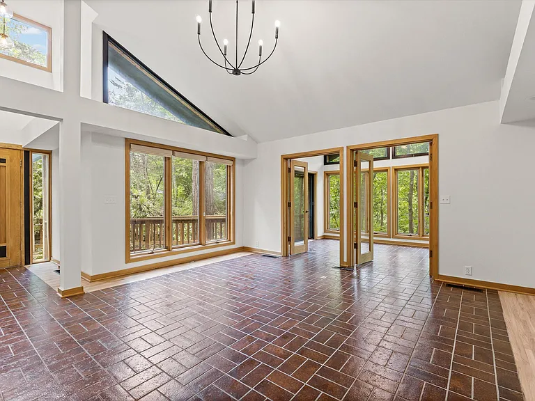 1424 Bradford Dr — Photo 6