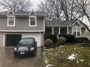 201 SE Colony Dr, Lees Summit, MO 64063