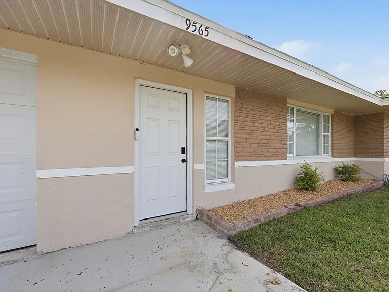 9565 Carbondale Dr W — Photo 11