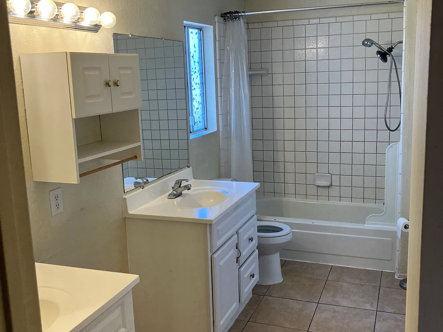 2 bed, 1.5 bath, 1150 sqft, $1,300 — Photo 3