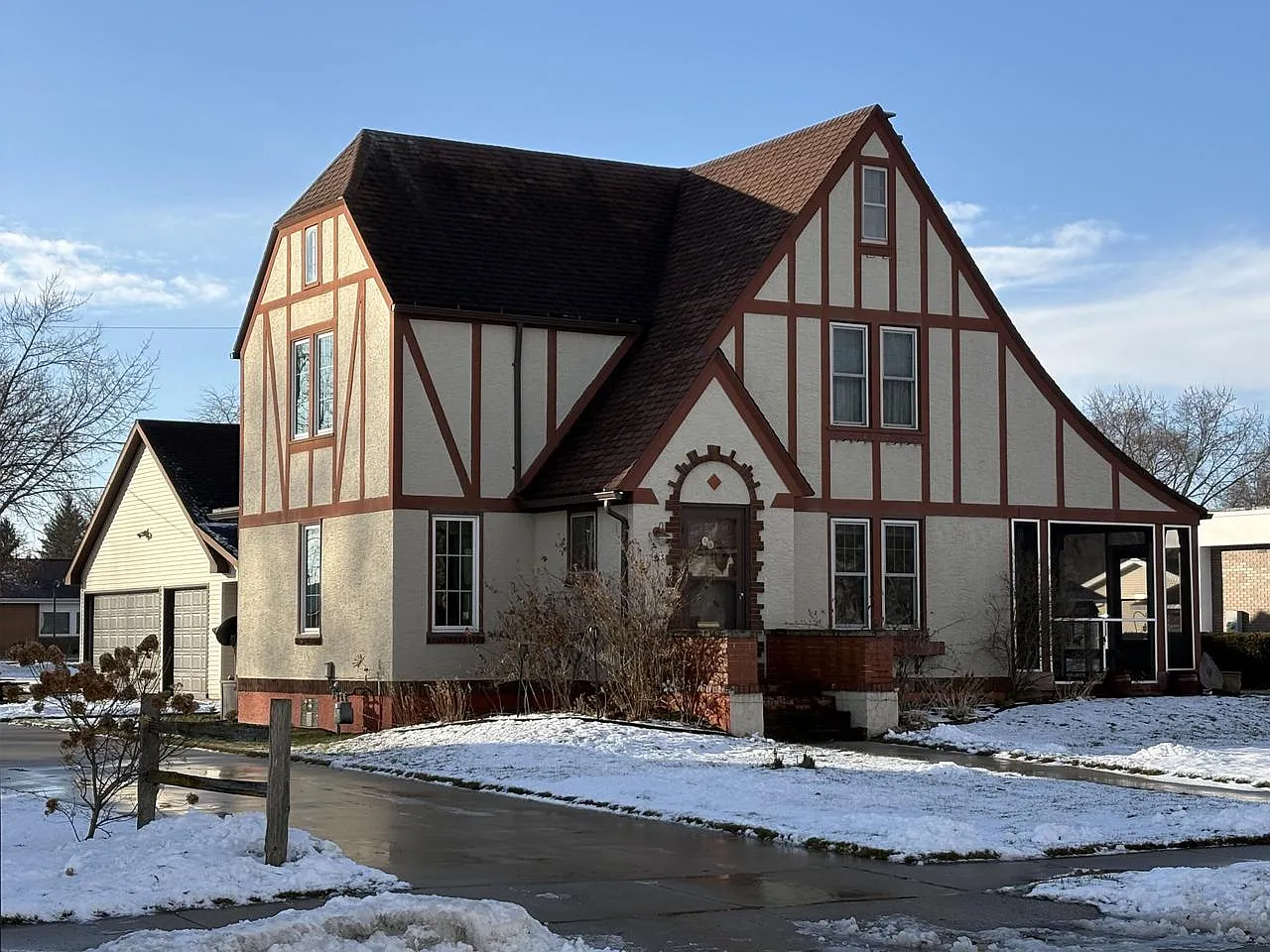 421 Manitowoc STREET photo 1