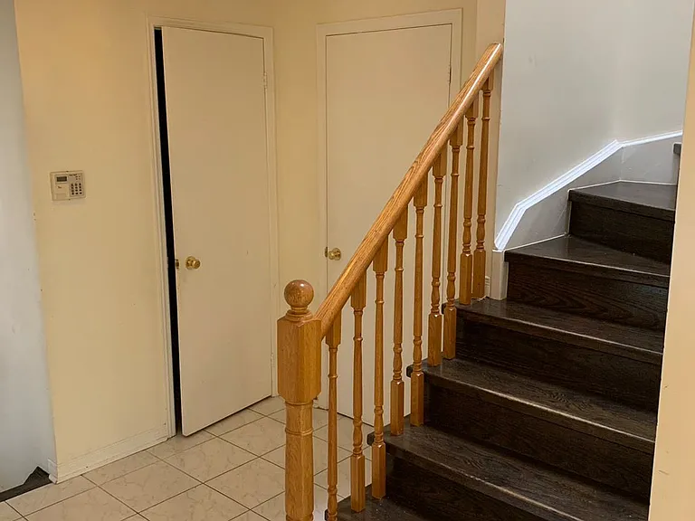 147 Cairncross Cres S — Photo 6