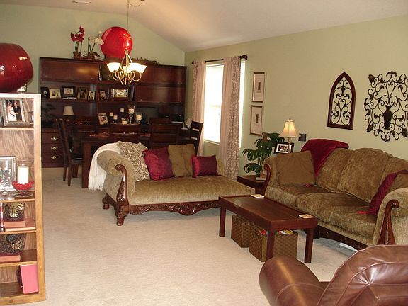 Spacious family/dining room combo with 10 foot ceilings!