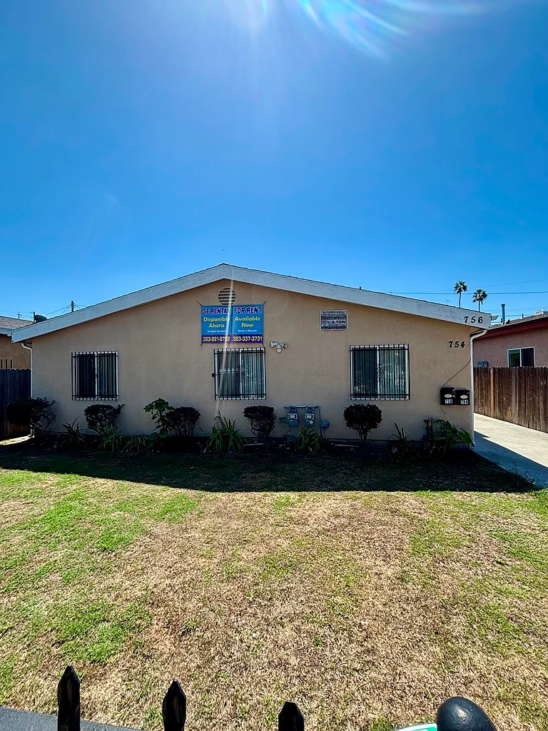 3 bed, 900 sqft, $3,650 — Photo 1