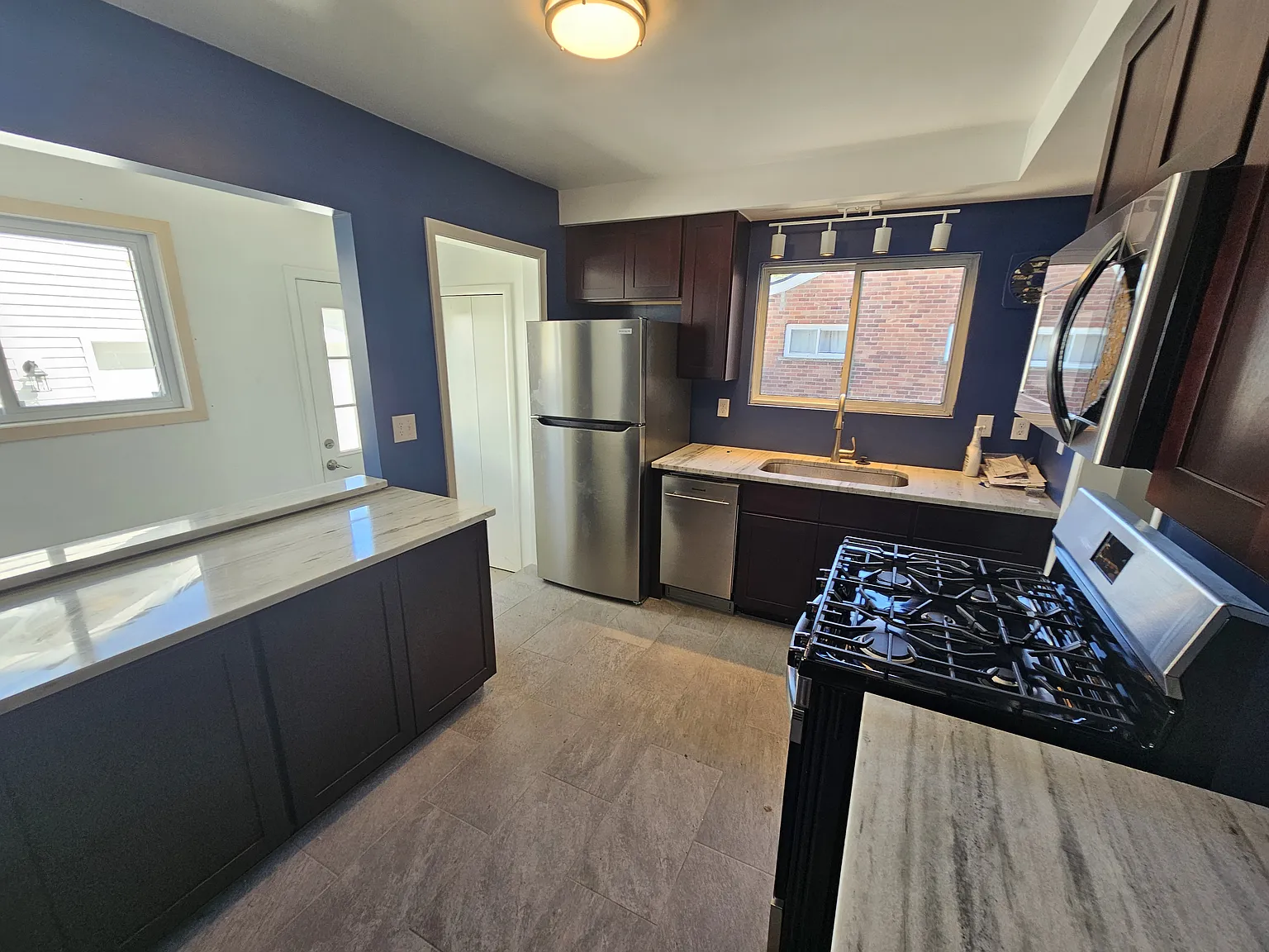 3 bed, 1200 sqft, $2,200 — Photo 3