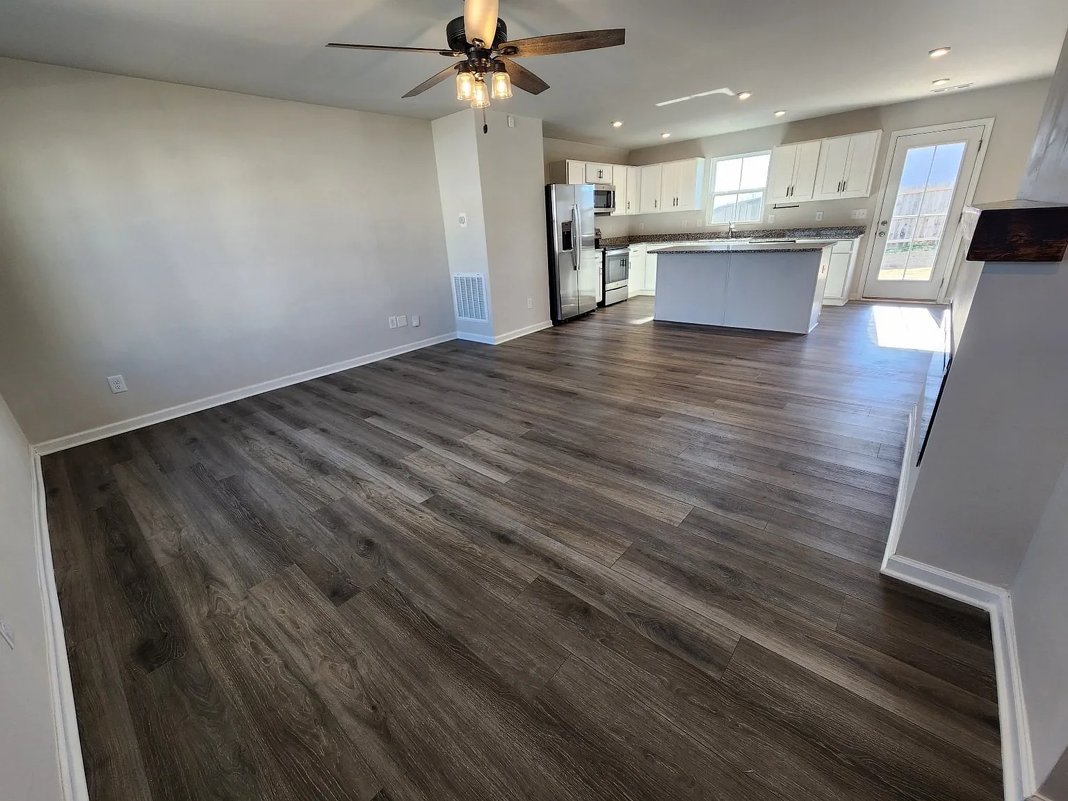 4 bed, 2.5 bath, 1900 sqft, $2,650 — Photo 3