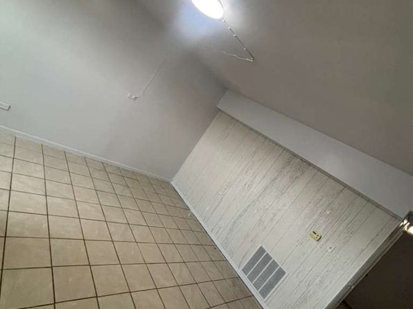 4744 Rose St APT 2R