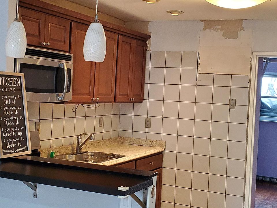 Kitchen, seating for up to 4 at kitchen bar