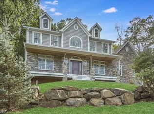 4 Skyview Rd, Wayne, NJ 07470