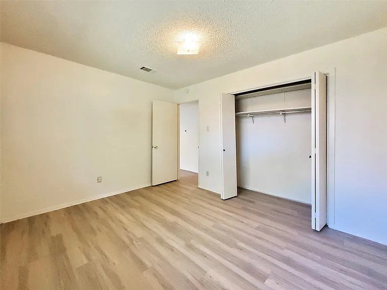 2827 Wilcrest Dr — Photo 6