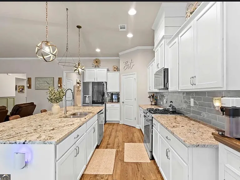 2121 Charmond Dr — Photo 5