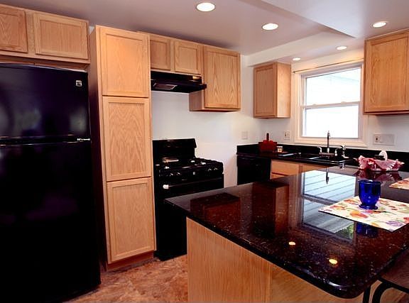Kitchen & breakfast bar