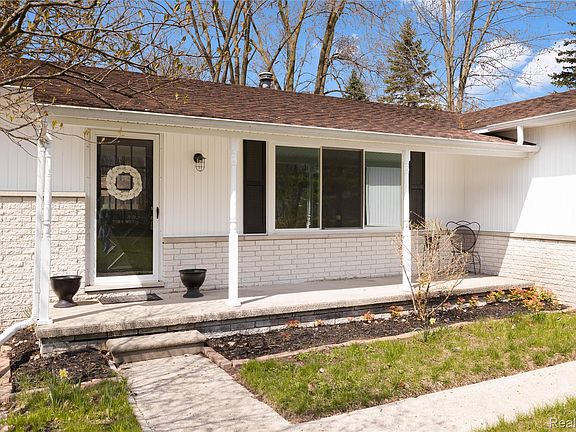 4th image of 5837 Lakeshore Rd