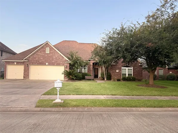 54 Southernwood Ct, Lake Jackson, TX 77566
