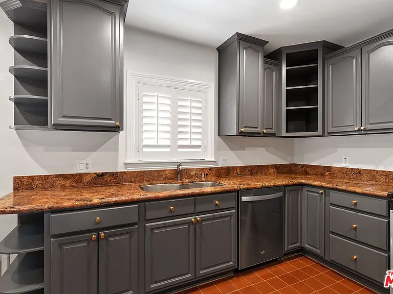 2030 Kelton Ave — Photo 6