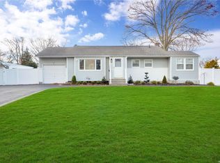4 Apple Ln, Commack, NY 11725