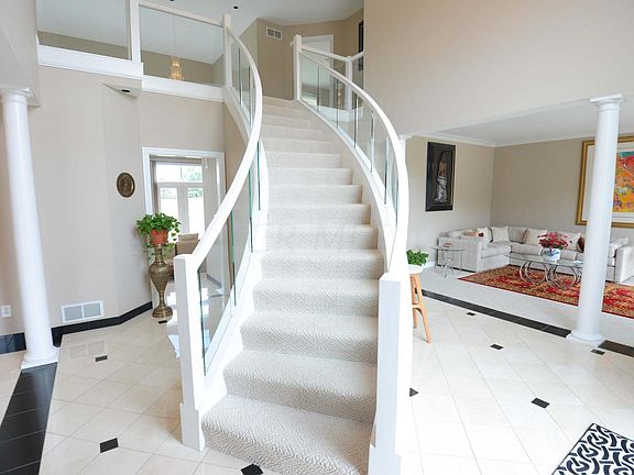 2nd image of 8405 Greenside Dr