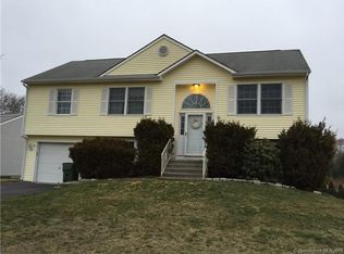 218 Deerfield Ridge Dr, Groton, CT 06355