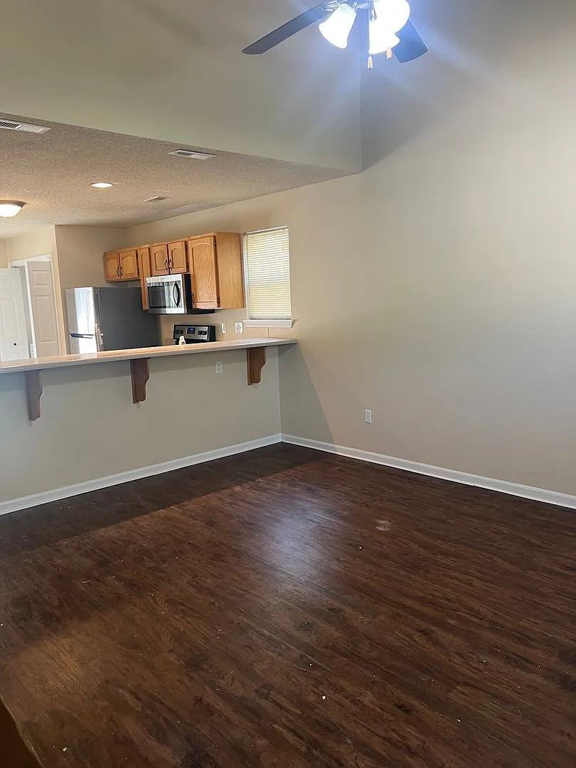 300-302 Nikki Way — Photo 2