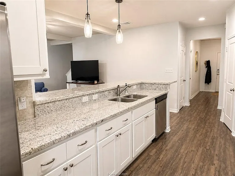 3420 Summerway Dr — Photo 2