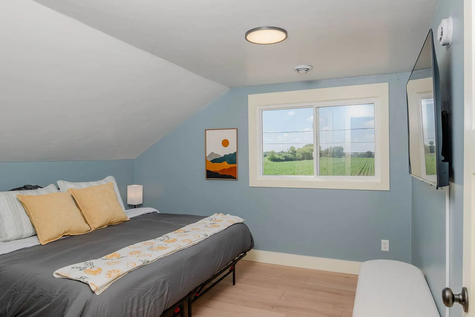 4 bed, 3.0 bath, 1334 sqft, $7,315 — Photo 3