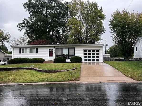 1212 Cunningham Ave, Saint Charles, MO 63301