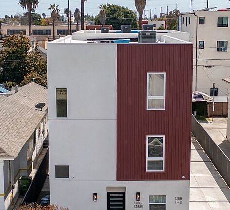 3rd image of 1286 W 35th Pl