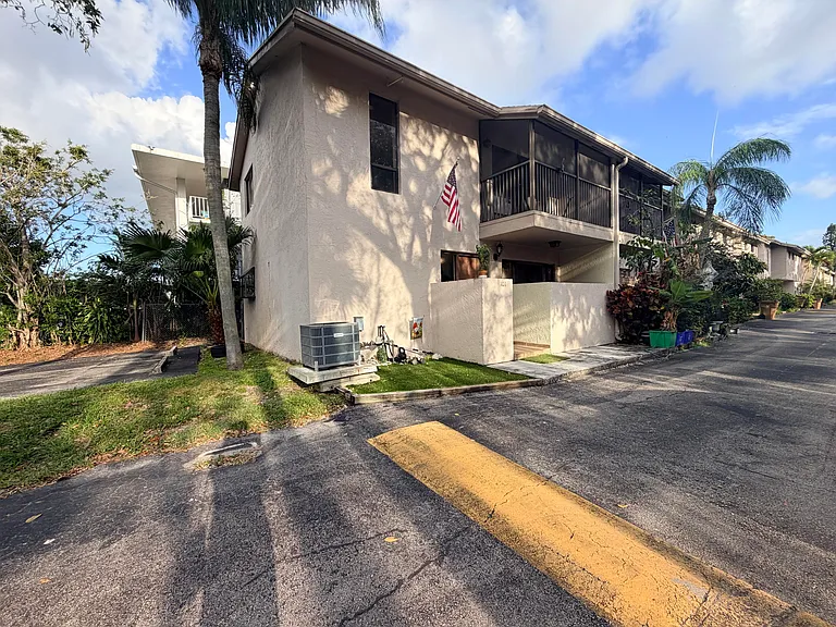 740 SE 1st Way #101 — Photo 37