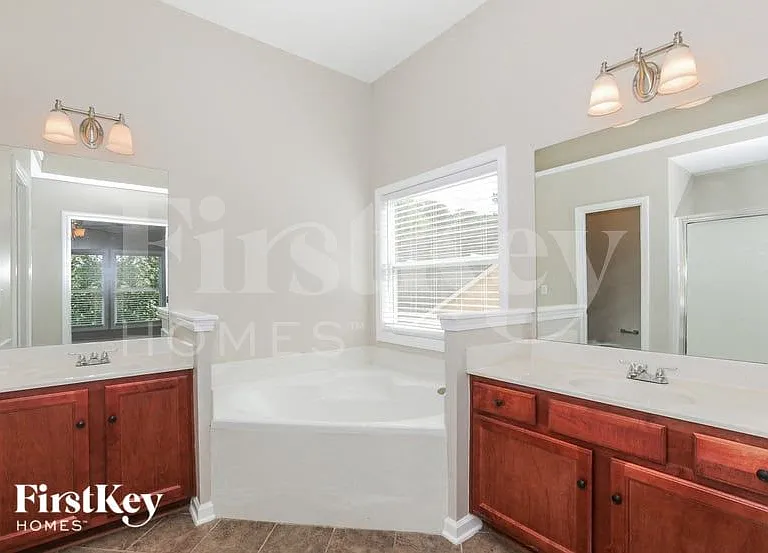 1530 Hedington Cir — Photo 11