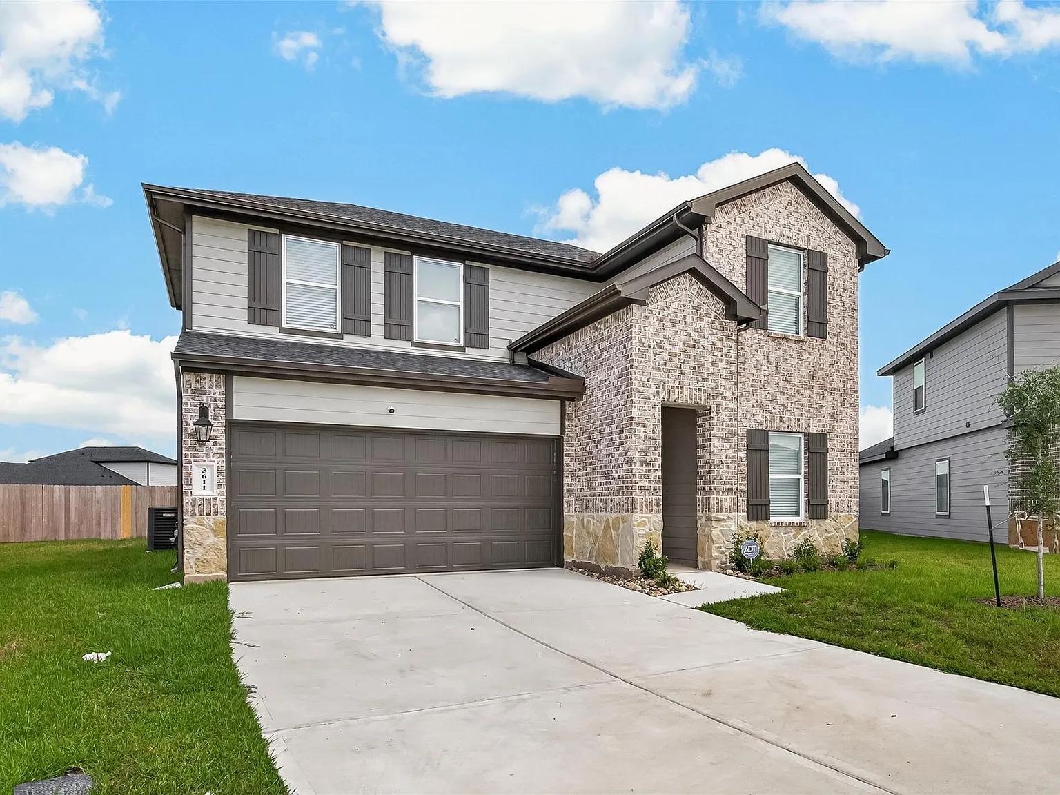 4 bed, 3.0 bath, 2251 sqft, $2,400 — Photo 2