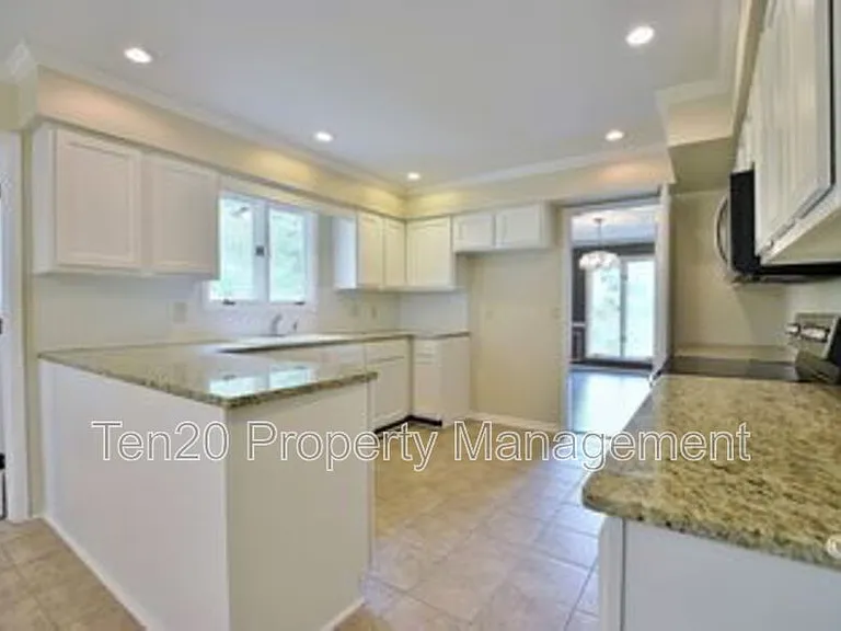 4720 Shenandoah Ct — Photo 9