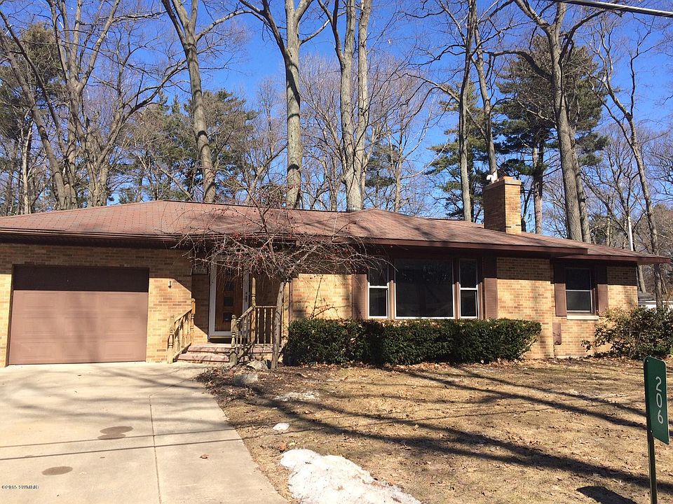 1st image of 206 Country Club Dr