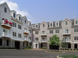 5 Schooner Ln APT 3D, Milford, CT 06460