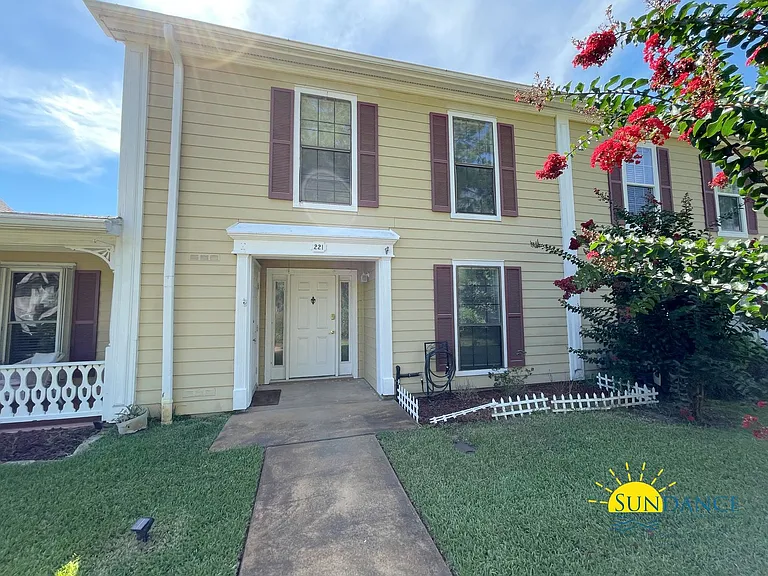 221 Shalimar Dr — Photo 1