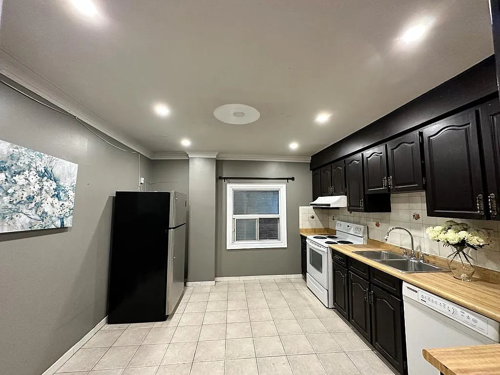 Building Photo - 574 Dovercourt Rd #MAIN