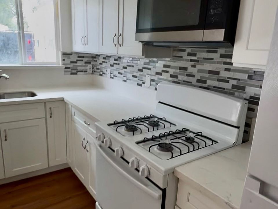 2nd image of 2963 Randolph St #B