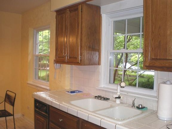 4th image of 1043 Old Elm Ln