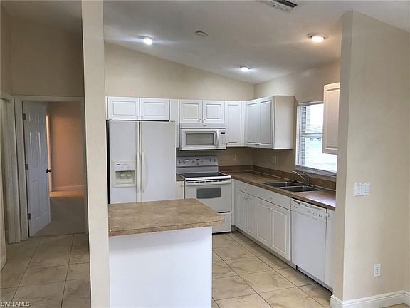 4th image of 826 NE 19th Ter