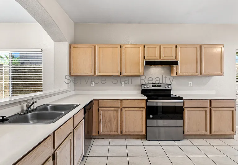1318 E Saint John Rd — Photo 7