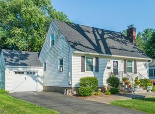 5 Lake Dr, Mendham, NJ 07945