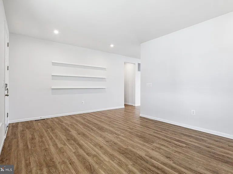10302 Spotswood Dr — Photo 6