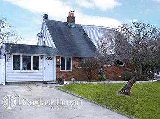 14 Compass Ln, Levittown, NY 11756