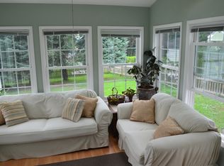 550 Bloomingrove Dr, Rensselaer, NY 12144