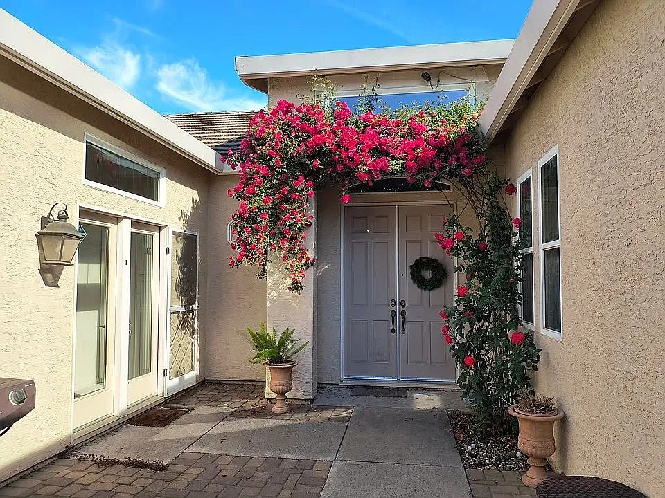 2 bed, 1.0 bath, 720 sqft, $1,898 — Photo 1