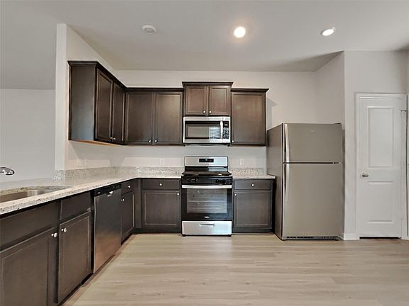 4th image of 15419 Maple Terrace Dr